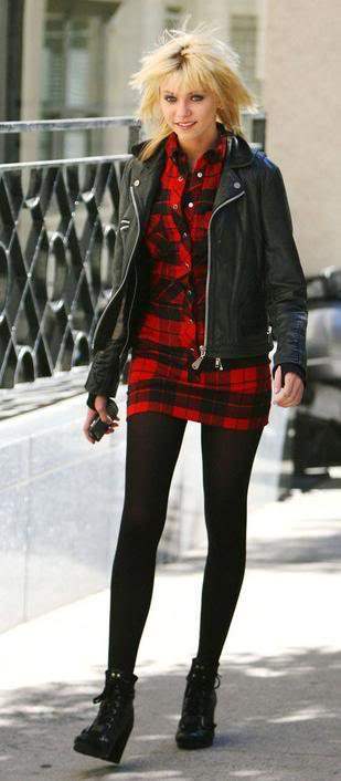 the grunge style in the young women fashion